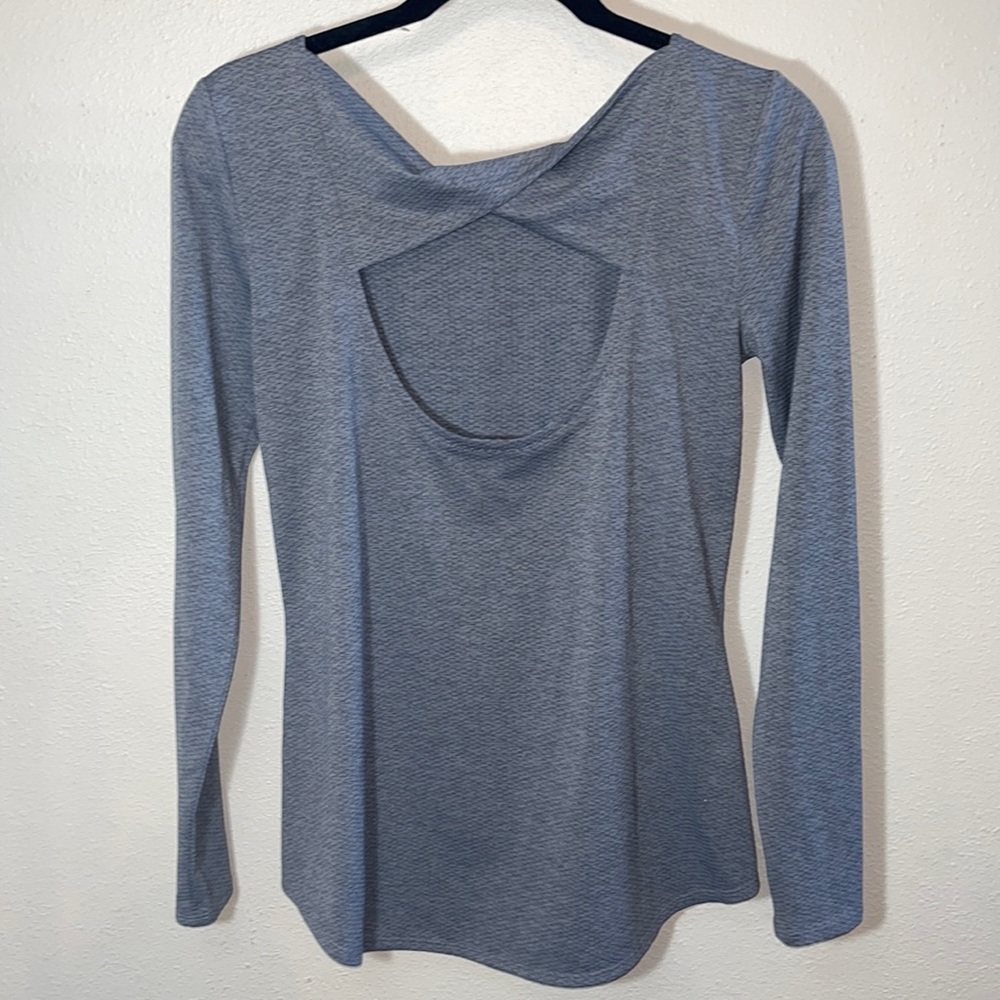 Athleta Gray long sleeve shirt with twisted top in back. Size XS.